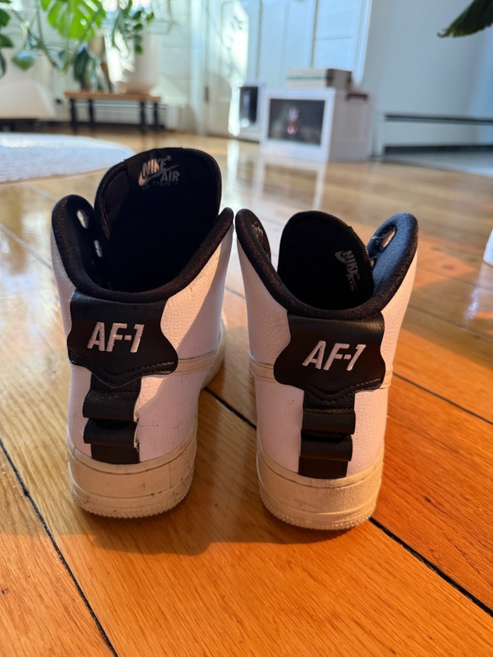 Nike AF1 High-Top Sneakers - Picture 3 of 3